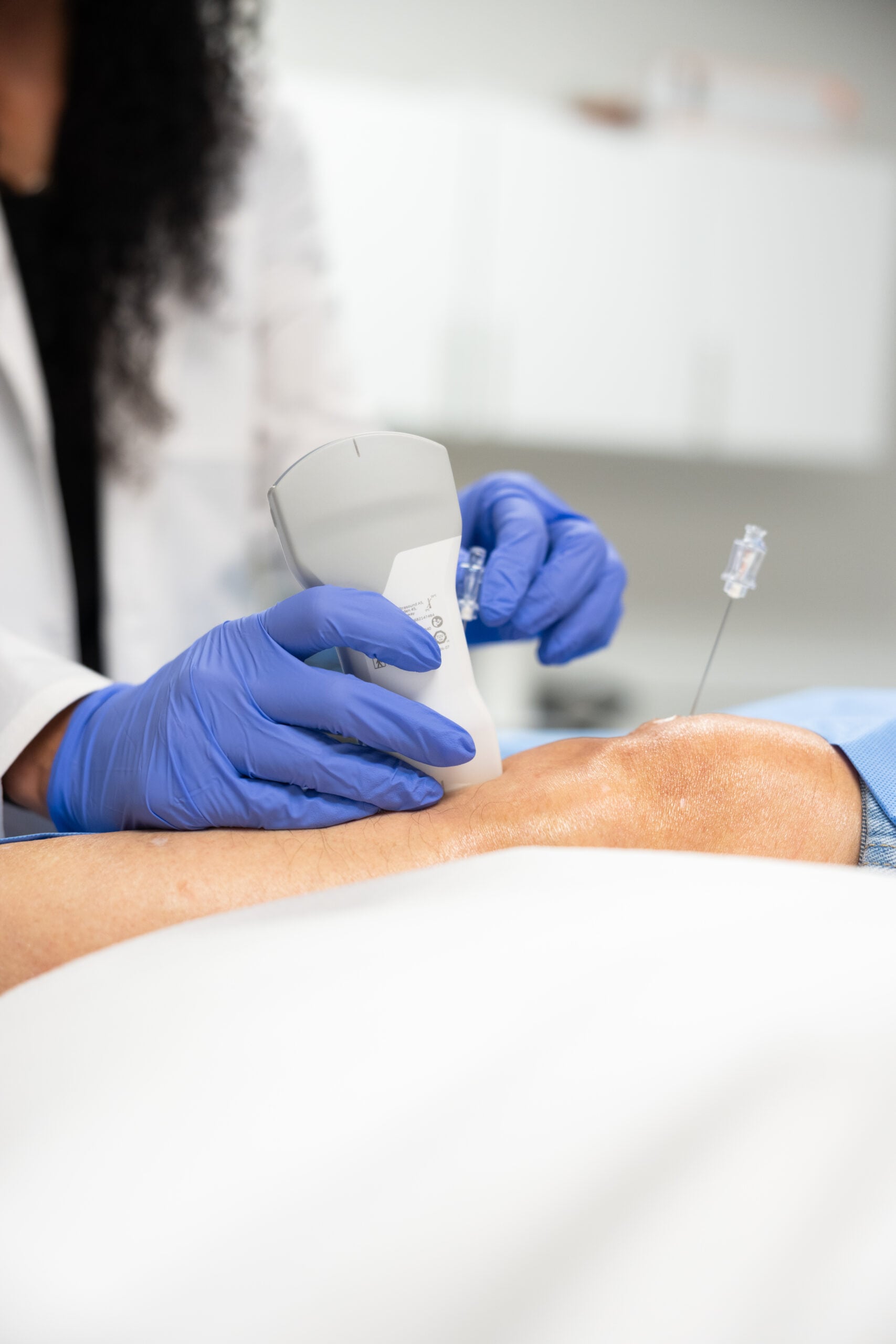 Dr. Etelzon performing an ultrasound-guided PRP injection on a patient's knee at Pain Doctors Medical
