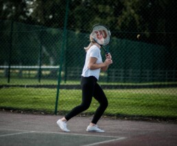 player with tennis elbow and shoulder pain